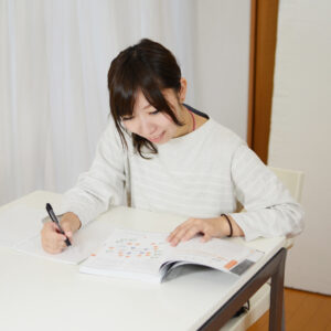 自宅の勉強机で勉強する学生の写真画像