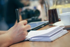 国語専門プロ家庭教師こくぷろサイト内にある机上で鉛筆をもちノートに書き込む画像